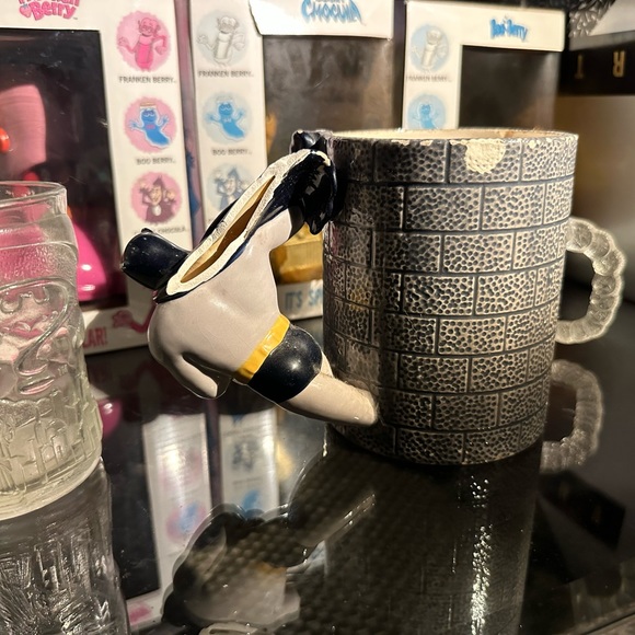 DC Comics™️ Batman™️ collectibleHandPainted Ceramic mug FreeBatmanfigureincluded - Picture 13 of 14